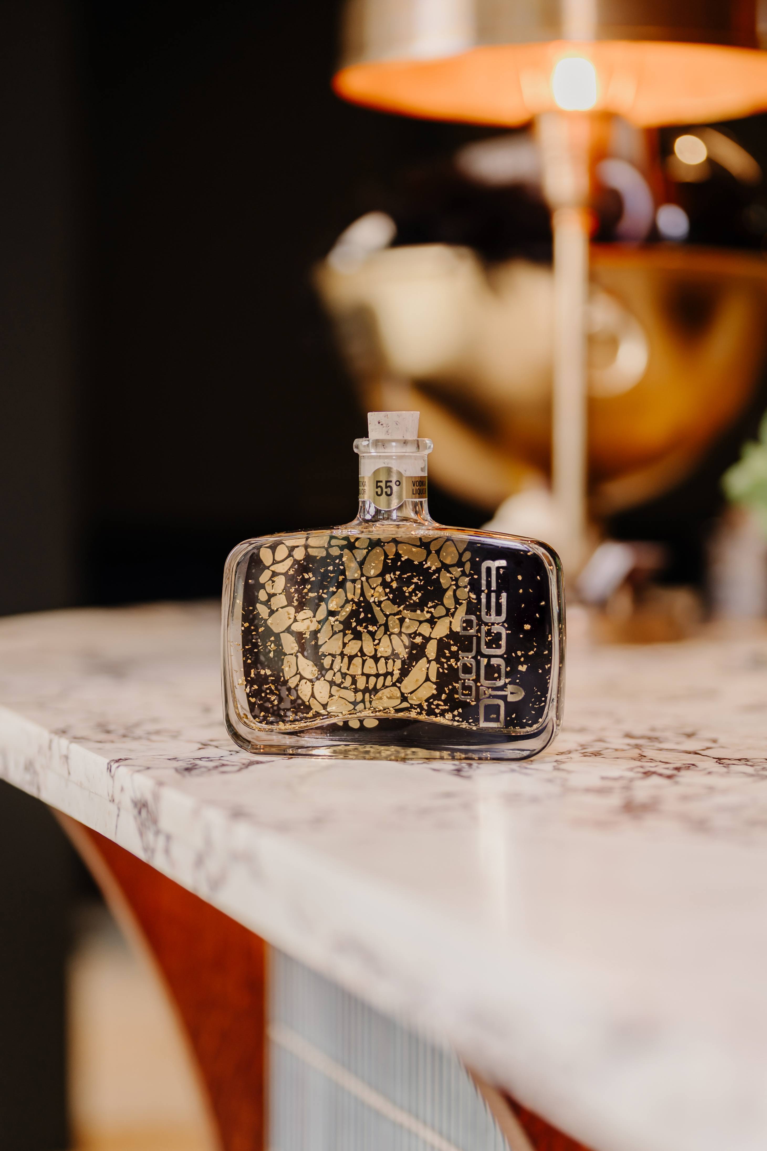 A true innovation. This premium vodka liqueur is elevated by delicate flakes of pure 23-karat gold that gently stroke the palate. An unprecedented encounter between power, the sweetness of vanilla, and the freshness of mandarin. 2