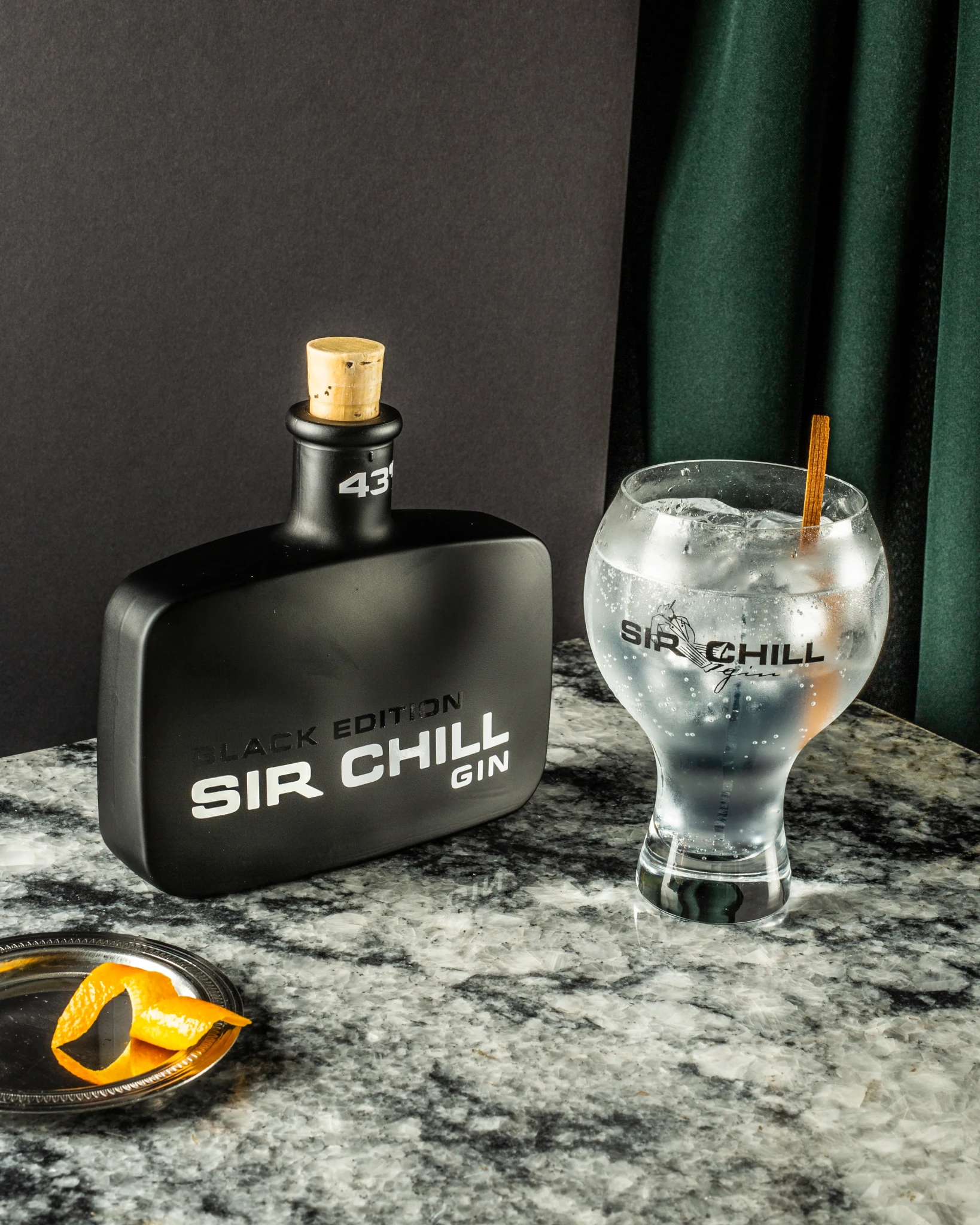 Die Sir Chill Black Edition ist ein kraftvoller und intensiver Gin, basierend auf den einzigartigen Aromakombinationen, die man auch im Sir Chill Gin findet. Es ist eine wahre Geschmacksbombe, die sich am Gaumen weiter verfeinert. Der Alkoholgehalt dieses Gins ist etwas höher und die Flasche kommt in einer mattschwarzen Beschichtung, um das Genusserlebnis zu verstärken. Wir empfehlen einen neutralen Tonic und etwas Zedernholz als Botanical. Dies sorgt für eine feine Spritzigkeit und eine sanft-holzige Note. 3
