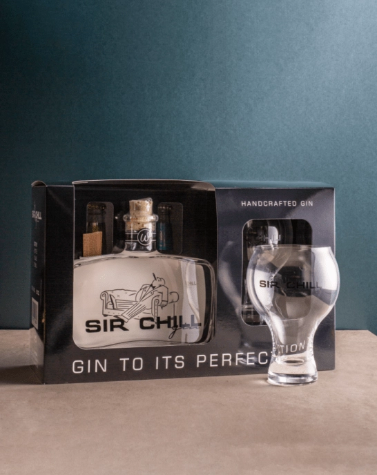 Wenn Sie einem Gin-Liebhaber eine Freude machen möchten, ist Sir Chill die richtige Wahl. Unsere einzigartigen Geschmackskombinationen und unsere durchdachte Herangehensweise garantieren den Erfolg Ihres Geschenks. Wir haben spezielle Verpackungen entwickelt, um unsere Getränke optimal zur Geltung zu bringen. Wählen Sie aus: Verpackungsarten:  Gin to its perfection  Geschenkset  Geschenkbox 2
