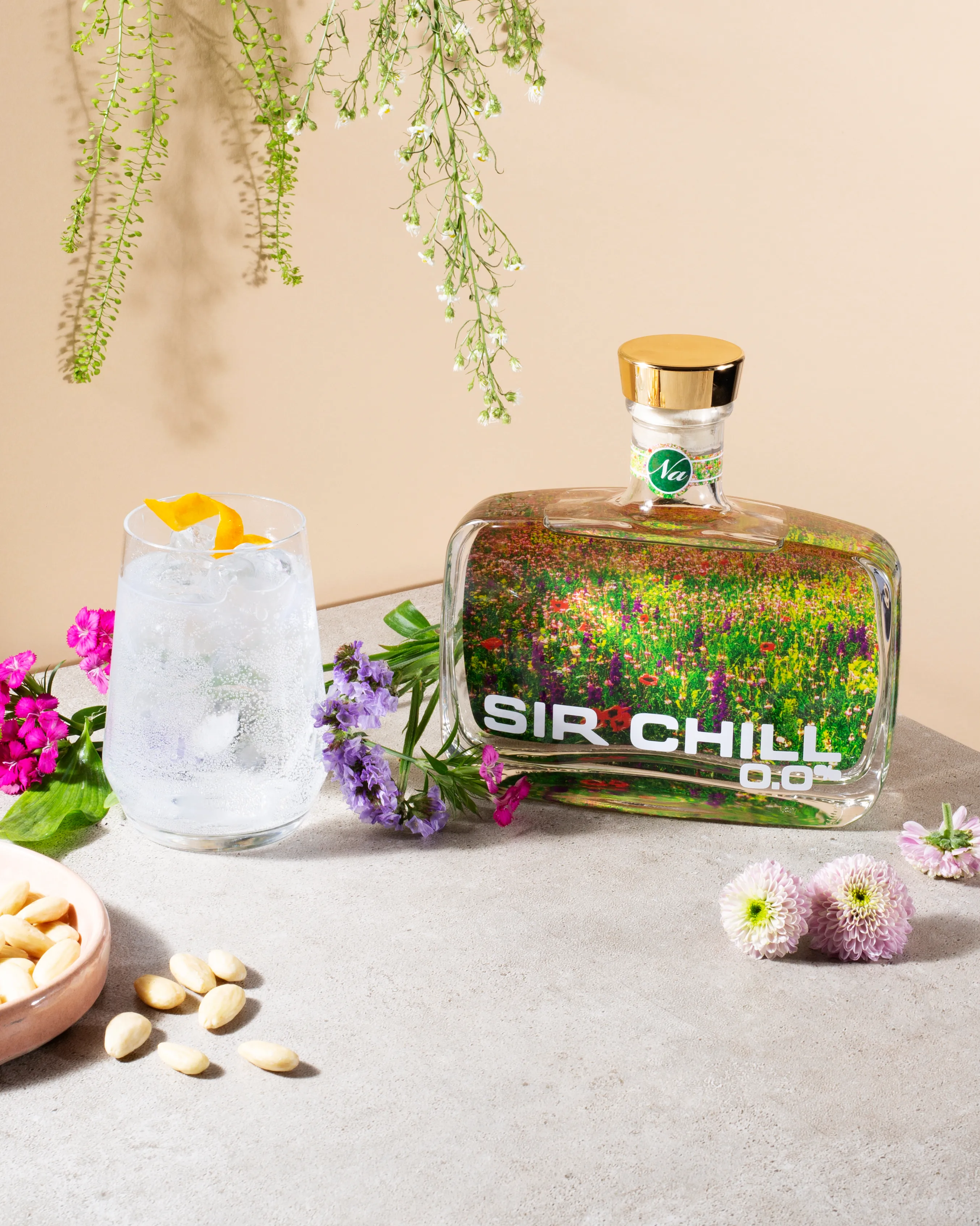 Con Sir Chill Alc. Free abbiamo qualcosa per tutti. Grazie al processo di macerazione, questa alternativa al gin analcolico offre la stessa esperienza di gusto del Sir Chill Gin originale. Vaniglia, mandarino, mandorla e l’aroma dell’estratto della pianta di tabacco si uniscono per creare un’esperienza di sapore senza alcool e senza zucchero. 3