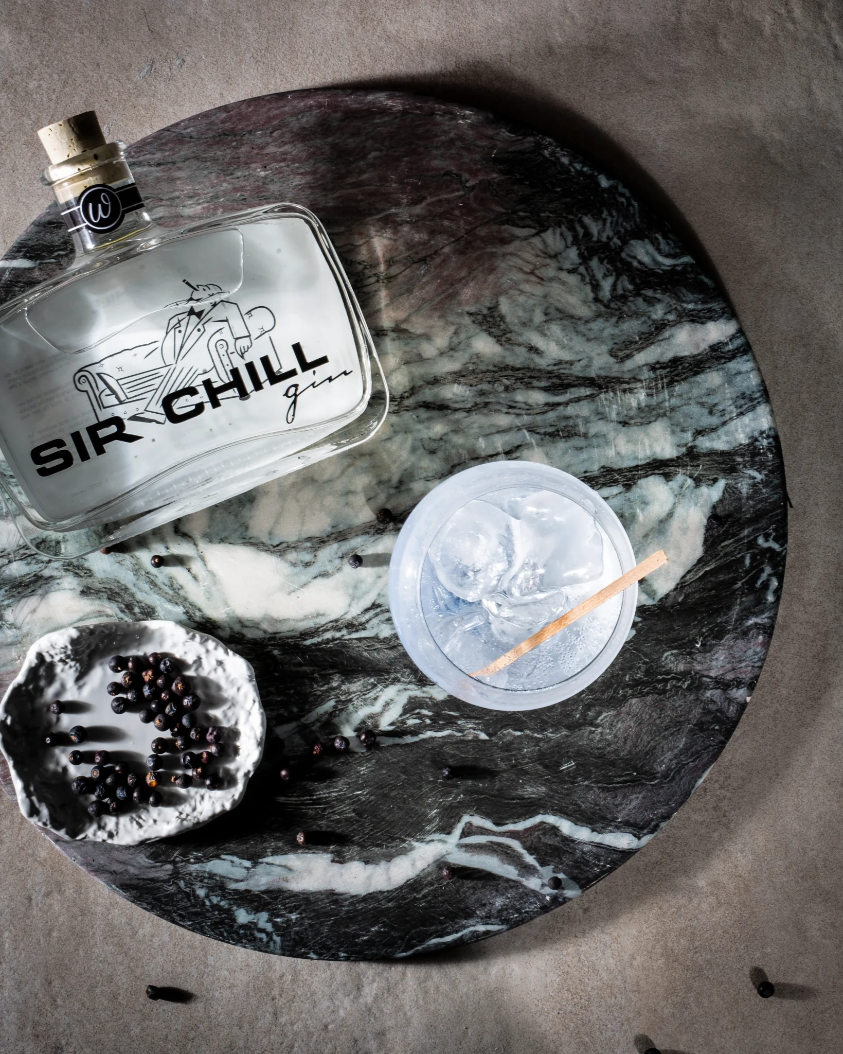 Sir Chill Gin ist einzigartig in der Welt der Gins. Ein Extrakt der Tabakpflanze wird mit Noten von Vanille, Mandarine und Mandel kombiniert. Ein einzigartiger Gin für Momente purer Genussfreude. Die Aromen wurden speziell ausgewählt und veredelt, um einen ausgewogenen Geschmack zu erzeugen. Daher empfehlen wir ein neutrales Tonic, etwas Eis oder ein Botanical wie Zedernholz. Dieses lebendige Holz erzeugt eine feine Spritzigkeit und verleiht Ihrem Getränk eine sanfte, holzige Note. 4