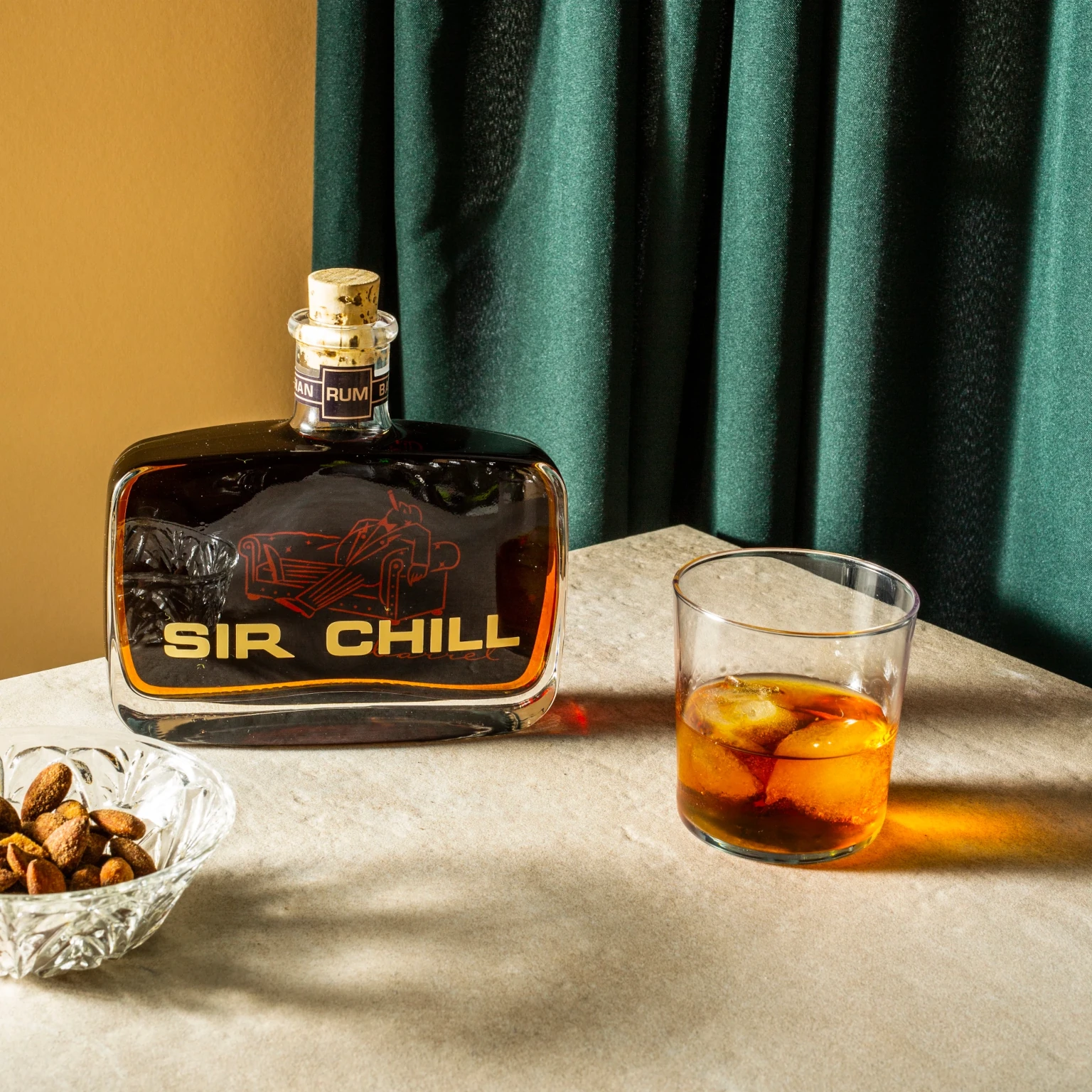 Bei Sir Chill sind wir stolz darauf, einzigartige Produkte zu kreieren. Das gilt auch für Sir Chill Barrel. Dieses belgische Rumdestillat ist eine elegante und einzigartige Mischung. Wieder einmal spielt der Tabak die Hauptrolle, zusammen mit Mandarine, Vanille, Zuckerrohr und Zuckerrübe für ein betörend süßes Geschmackserlebnis. Mit Sir Chill Barrel bieten wir eine überraschende geschmackliche Alternative für Rumliebhaber. Trinken Sie dieses Getränk pur oder gekühlt und genießen Sie es. 4