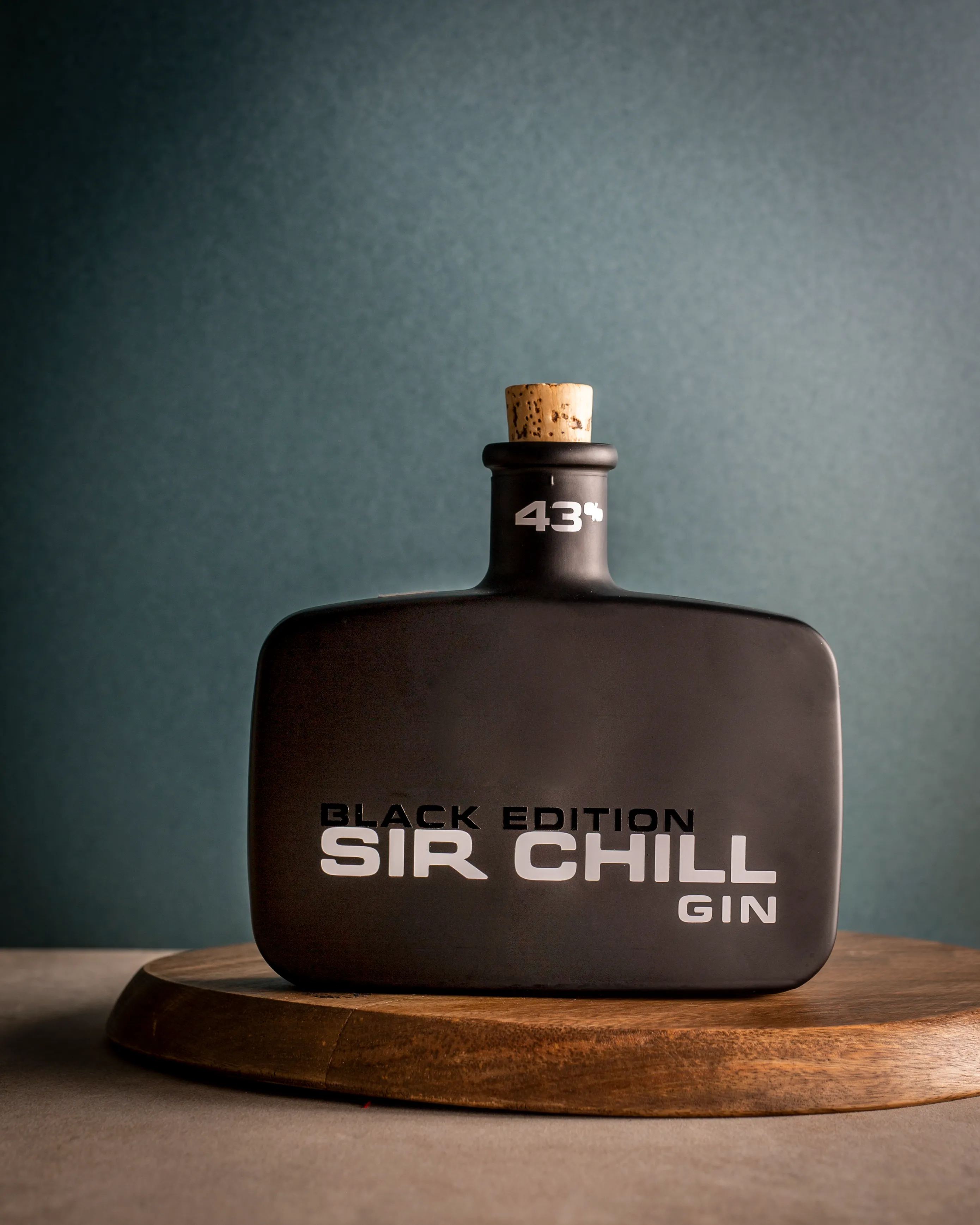 Die Sir Chill Black Edition ist ein kraftvoller und intensiver Gin, basierend auf den einzigartigen Aromakombinationen, die man auch im Sir Chill Gin findet. Es ist eine wahre Geschmacksbombe, die sich am Gaumen weiter verfeinert. Der Alkoholgehalt dieses Gins ist etwas höher und die Flasche kommt in einer mattschwarzen Beschichtung, um das Genusserlebnis zu verstärken. Wir empfehlen einen neutralen Tonic und etwas Zedernholz als Botanical. Dies sorgt für eine feine Spritzigkeit und eine sanft-holzige Note. 2