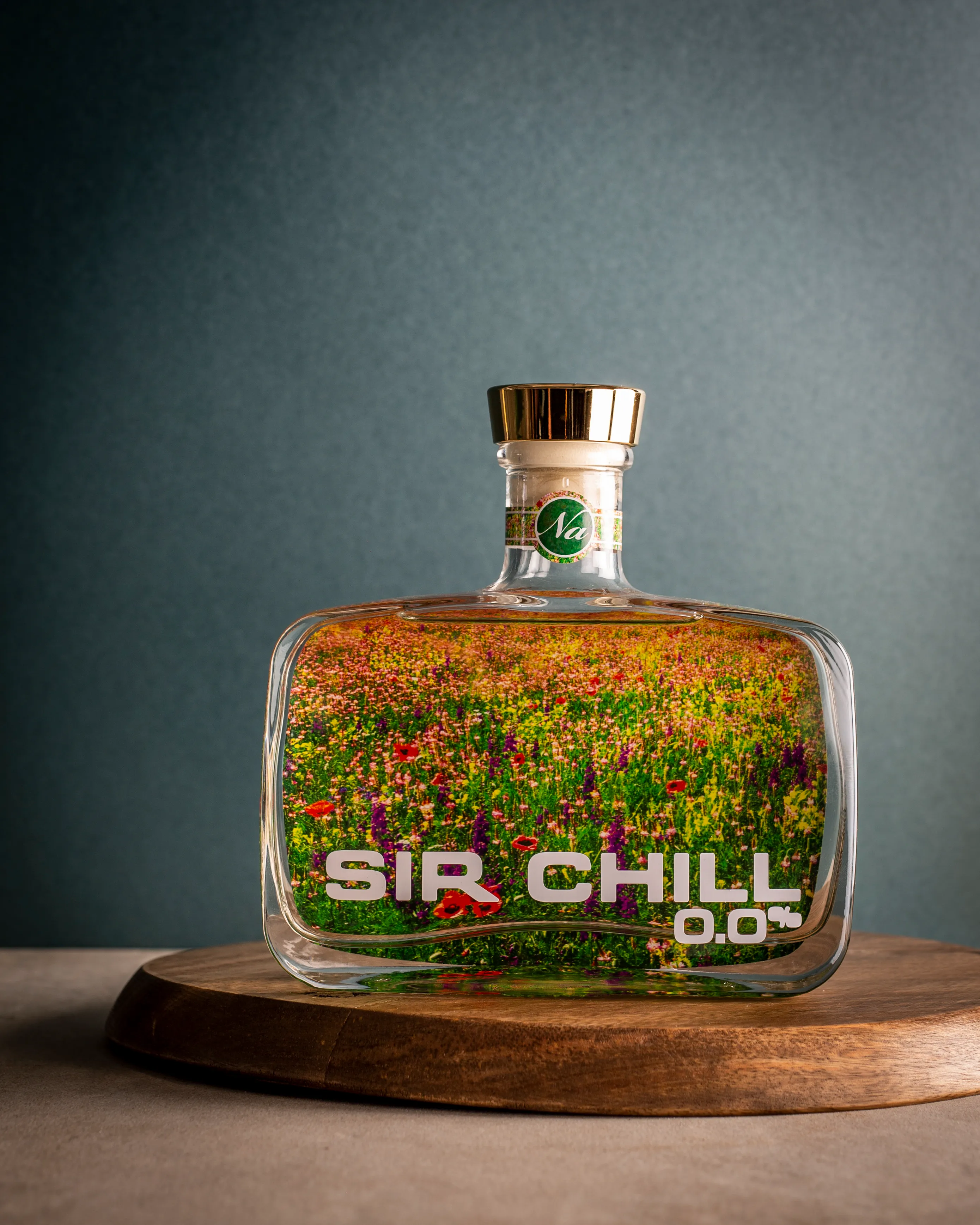 Con Sir Chill Alc. Free abbiamo qualcosa per tutti. Grazie al processo di macerazione, questa alternativa al gin analcolico offre la stessa esperienza di gusto del Sir Chill Gin originale. Vaniglia, mandarino, mandorla e l’aroma dell’estratto della pianta di tabacco si uniscono per creare un’esperienza di sapore senza alcool e senza zucchero. 2