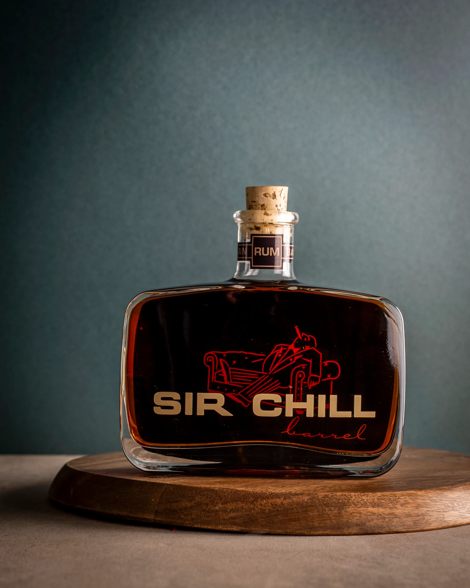 Bei Sir Chill sind wir stolz darauf, einzigartige Produkte zu kreieren. Das gilt auch für Sir Chill Barrel. Dieses belgische Rumdestillat ist eine elegante und einzigartige Mischung. Wieder einmal spielt der Tabak die Hauptrolle, zusammen mit Mandarine, Vanille, Zuckerrohr und Zuckerrübe für ein betörend süßes Geschmackserlebnis. Mit Sir Chill Barrel bieten wir eine überraschende geschmackliche Alternative für Rumliebhaber. Trinken Sie dieses Getränk pur oder gekühlt und genießen Sie es. 2