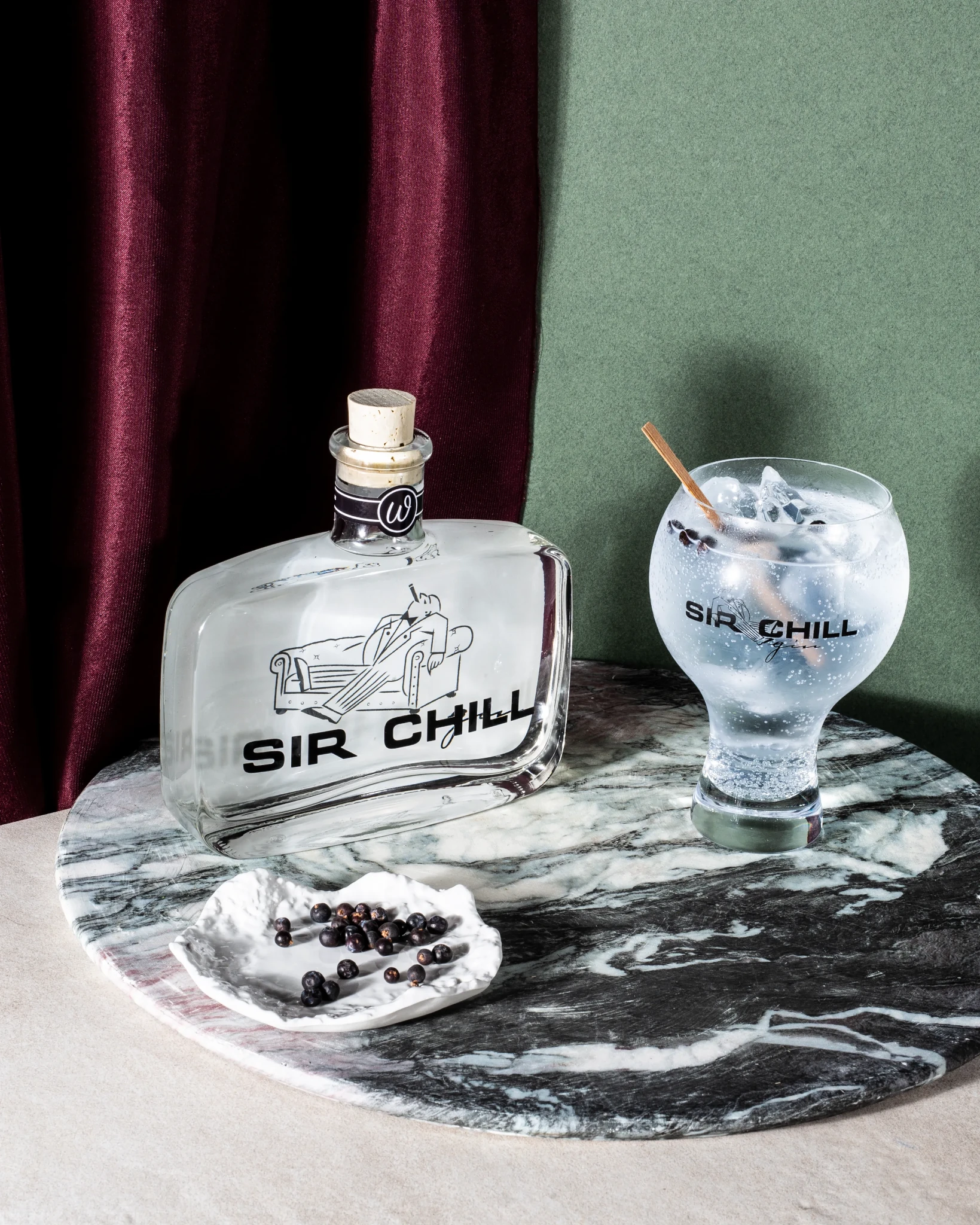 Sir Chill Gin ist einzigartig in der Welt der Gins. Ein Extrakt der Tabakpflanze wird mit Noten von Vanille, Mandarine und Mandel kombiniert. Ein einzigartiger Gin für Momente purer Genussfreude. Die Aromen wurden speziell ausgewählt und veredelt, um einen ausgewogenen Geschmack zu erzeugen. Daher empfehlen wir ein neutrales Tonic, etwas Eis oder ein Botanical wie Zedernholz. Dieses lebendige Holz erzeugt eine feine Spritzigkeit und verleiht Ihrem Getränk eine sanfte, holzige Note. 3