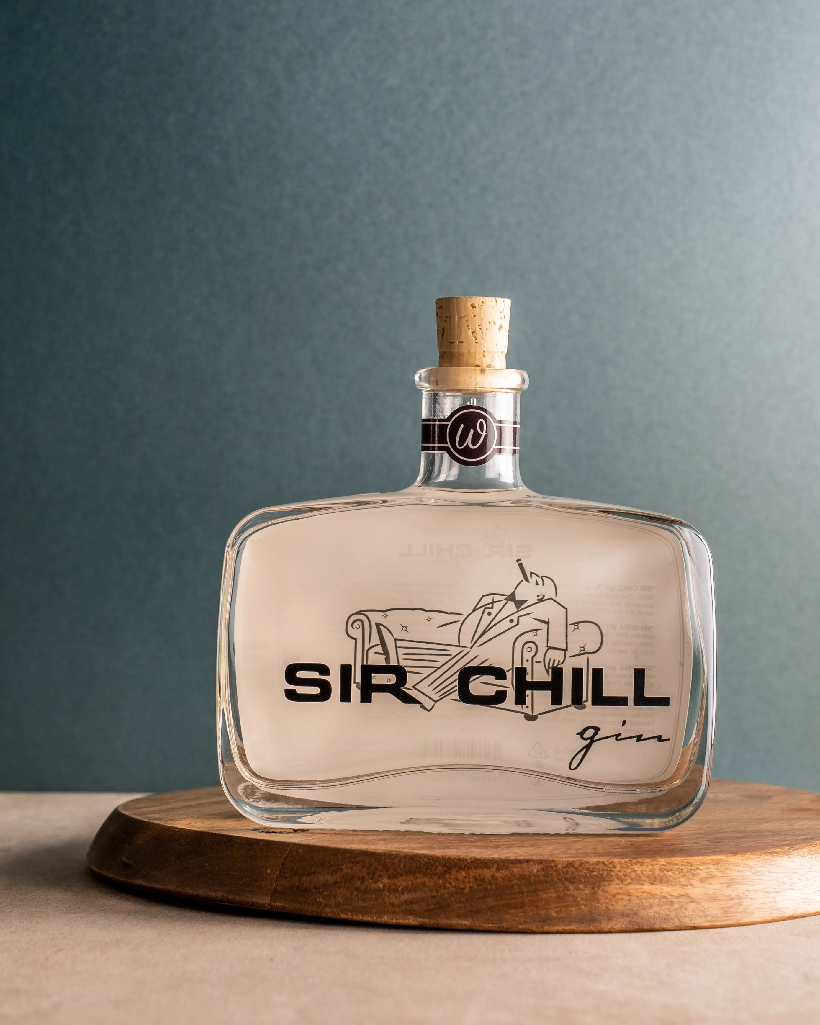 Sir Chill Gin ist einzigartig in der Welt der Gins. Ein Extrakt der Tabakpflanze wird mit Noten von Vanille, Mandarine und Mandel kombiniert. Ein einzigartiger Gin für Momente purer Genussfreude. Die Aromen wurden speziell ausgewählt und veredelt, um einen ausgewogenen Geschmack zu erzeugen. Daher empfehlen wir ein neutrales Tonic, etwas Eis oder ein Botanical wie Zedernholz. Dieses lebendige Holz erzeugt eine feine Spritzigkeit und verleiht Ihrem Getränk eine sanfte, holzige Note. 2