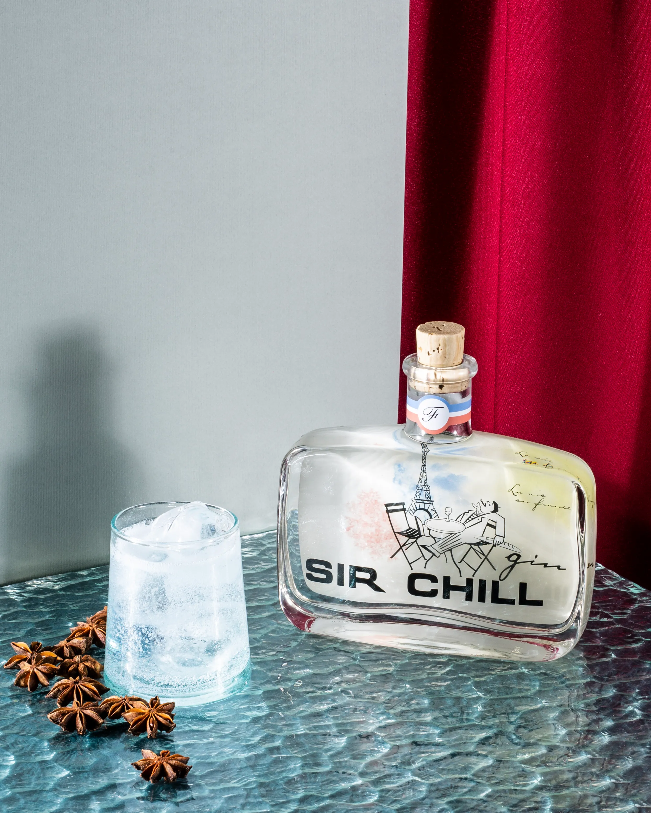 Sir Chill geht auf Reisen und landet in Frankreich. Mit Sir Chill France machen wir Gin für den französischen Markt zugänglich. Die Kombination aus Sternanis und Ingwer mit dem Extrakt der Tabakpflanze richtet sich an echte Genießer, die wissen, was gut ist. Der Ingwer trägt das Ganze und verstärkt den Geschmack des Anis. Das Ergebnis ist ein ausgewogenes Getränk, das zwei typisch französische Aromen zu etwas Außergewöhnlichem verbindet. 3