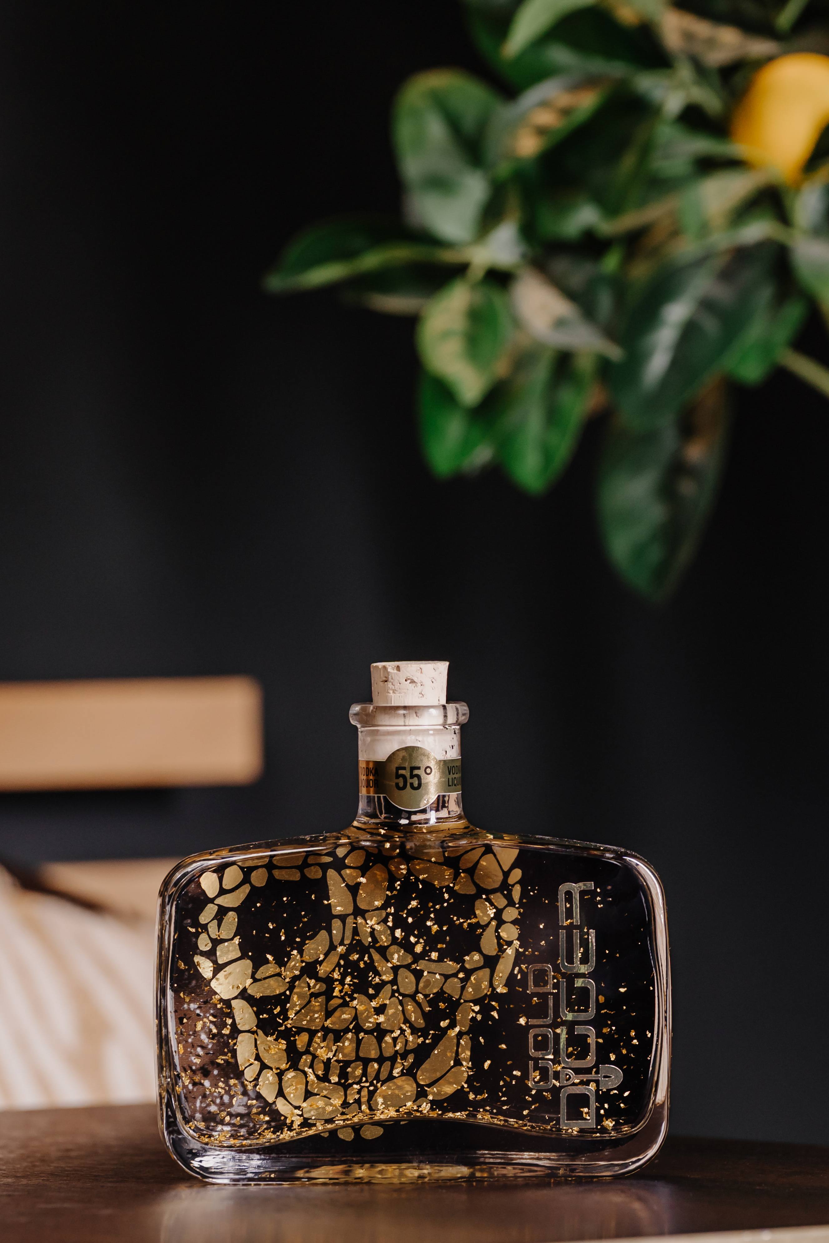 A true innovation. This premium vodka liqueur is elevated by delicate flakes of pure 23-karat gold that gently stroke the palate. An unprecedented encounter between power, the sweetness of vanilla, and the freshness of mandarin.
