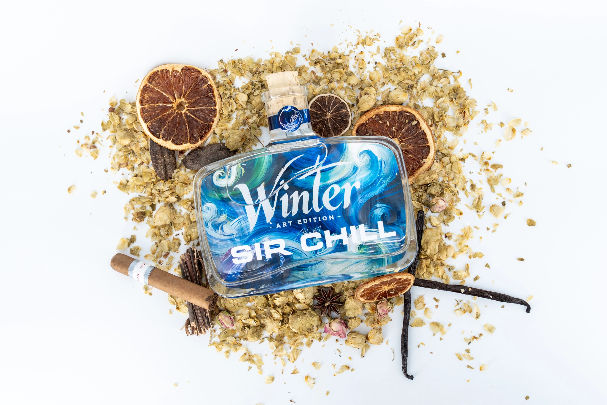 Lernen Sie die Sir Chill Winter Edition kennen – ein besonderer Gin, der die Essenz des Winters einfängt. Diese Edition kombiniert die charakteristische Bitterkeit von Hopfen mit den reichen Aromen der Tabakpflanze und einem subtilen Hauch von Vanille. Das Ergebnis ist ein überraschend voller, warmer Geschmack, perfekt für stimmungsvolle Winterabende. Dieses saisonale Produkt ist in limitierten Auflagen in ausgewählten Geschäften und online erhältlich. Seien Sie schnell, denn weg = weg! 3