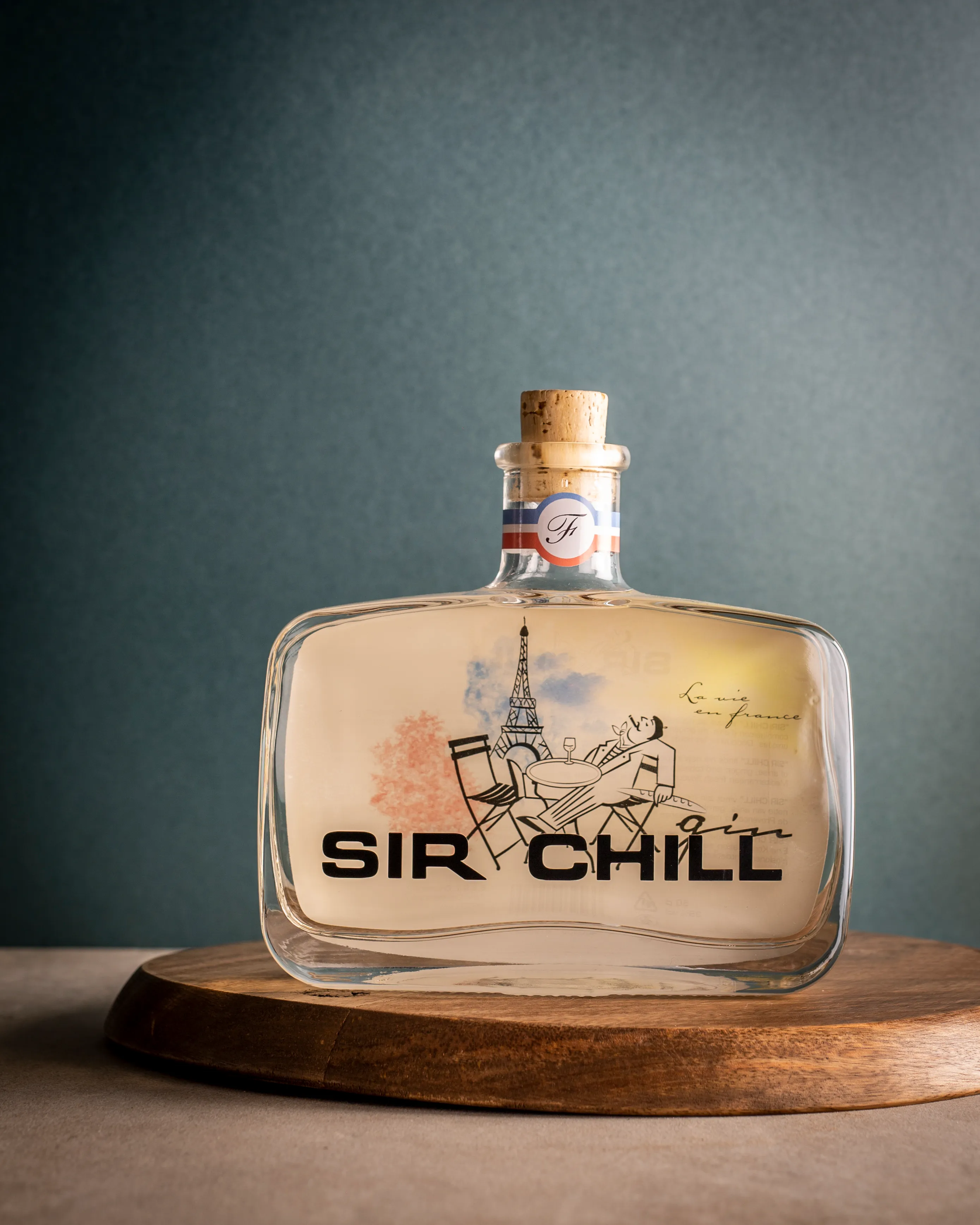 Sir Chill geht auf Reisen und landet in Frankreich. Mit Sir Chill France machen wir Gin für den französischen Markt zugänglich. Die Kombination aus Sternanis und Ingwer mit dem Extrakt der Tabakpflanze richtet sich an echte Genießer, die wissen, was gut ist. Der Ingwer trägt das Ganze und verstärkt den Geschmack des Anis. Das Ergebnis ist ein ausgewogenes Getränk, das zwei typisch französische Aromen zu etwas Außergewöhnlichem verbindet. 2
