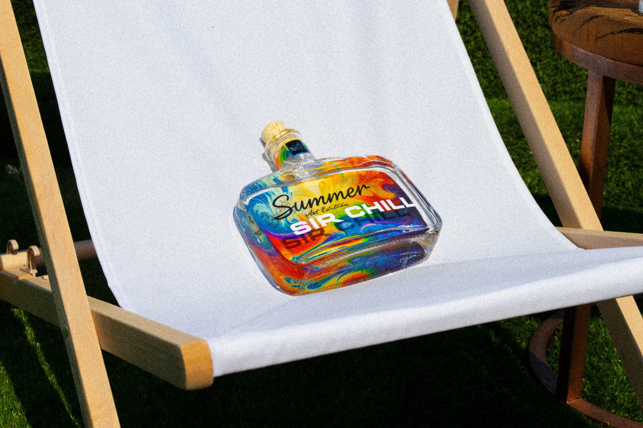 Unique flavours sometimes call for exclusive editions. Sir Chill Summer Edition will be available as a limited edition from June 15th until the end of August 2023. With an alcohol content of 42% and a recognisable aroma of tobacco, Conference pear and peppermint, this is an approachable gin perfect for celebrating warm summer days. Don’t miss your chance and order this limited edition at a distribution point or online. 5