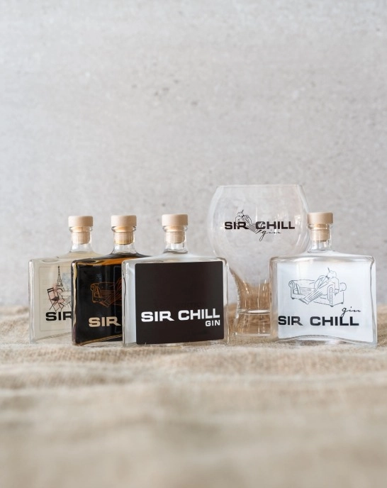 Möchten Sie die Geschmackswelt von Sir Chill entdecken? Das ist möglich mit unserem Degustationsset, das 4 Miniaturflaschen enthält. Darin finden Sie etwas für jeden Geschmack. Probieren, kosten und genießen Sie. Sir Chill Gin Original Sir Chill Gin Black Edition Sir Chill Gin 0.0 Sir Chill Barrel oder Sir Chill France