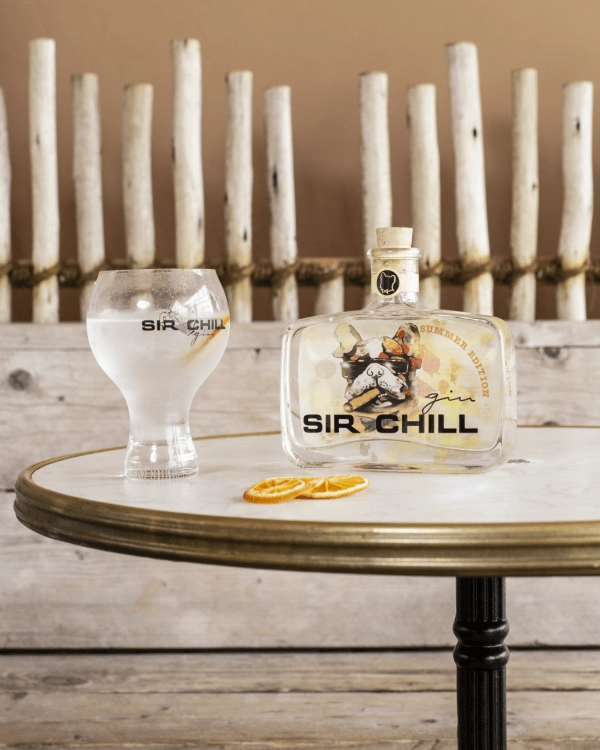 Sommerliches Sir‑Chill‑Glas mit Flasche